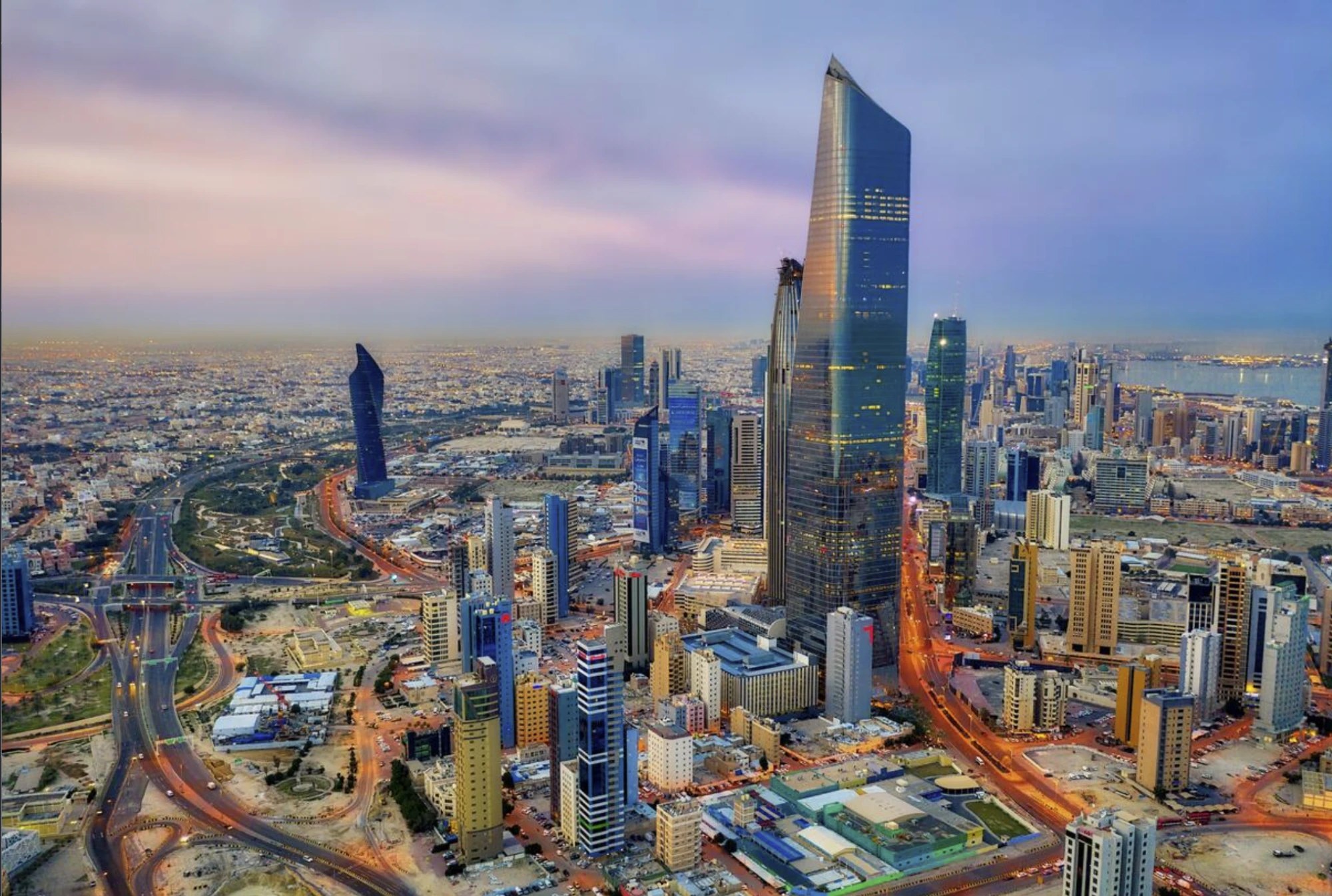 أفق مدينة الكويت مع برج الحمراء