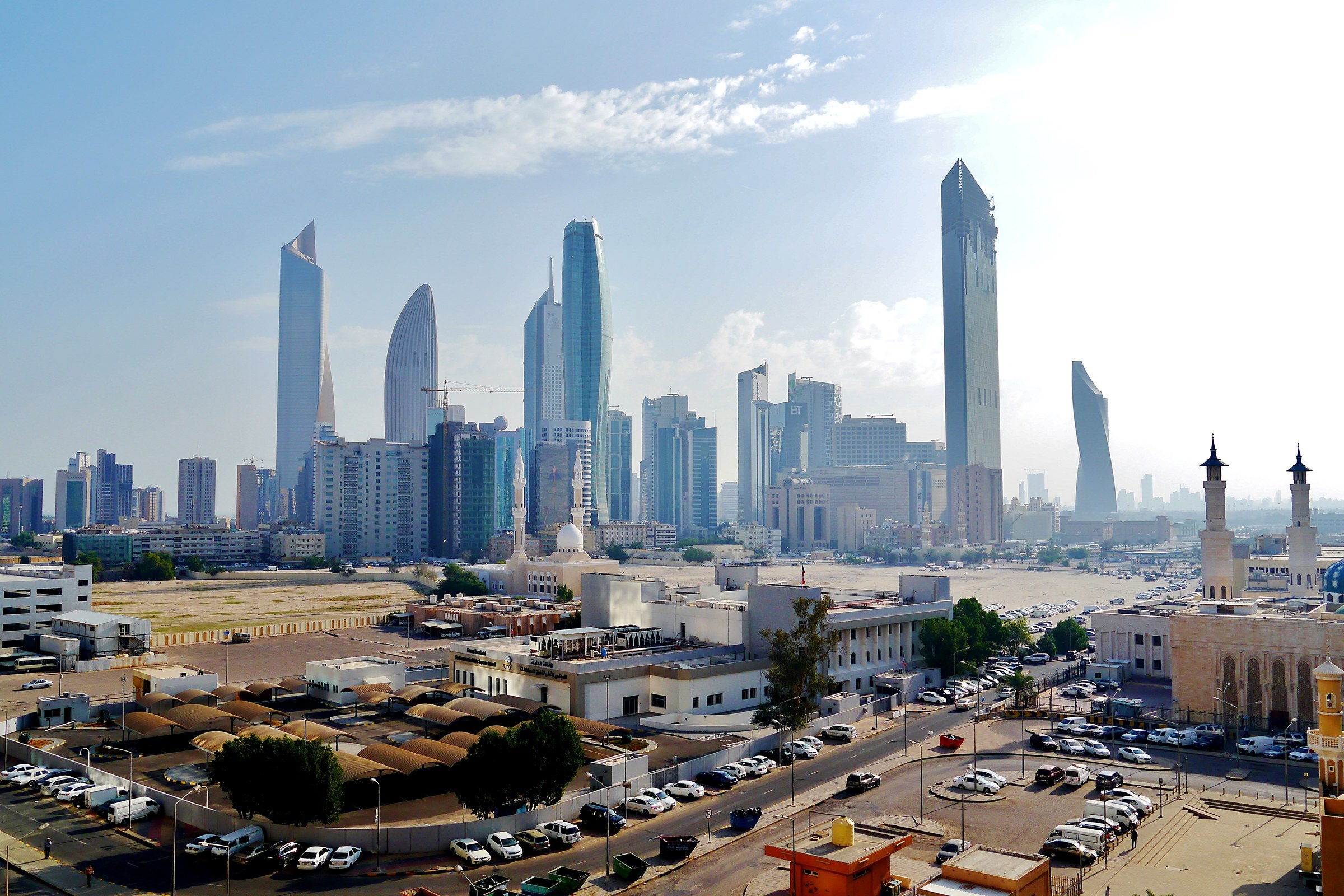 أفق مدينة الكويت نهاراً، مع برج الحمراء والأبراج التجارية ومسجد في المقدمة